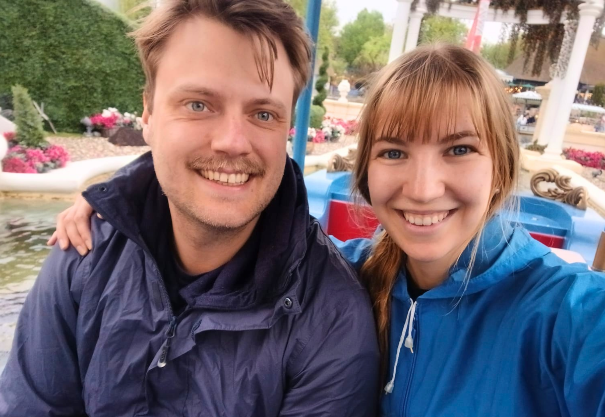 Selfie von Ruben und Tamara, den Gründern von Office Relief, die lächelnd in Regenjacken in die Kamera schauen