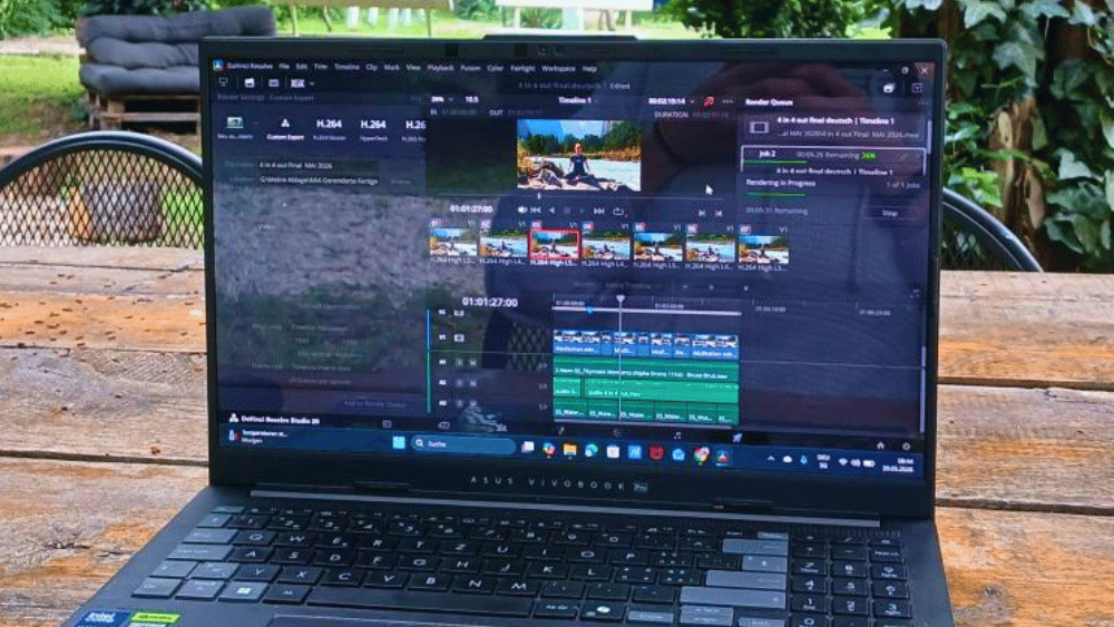 Laptop auf einem Holztisch im Garten mit geöffnetem Videoschnittprogramm, in dem ein Yoga-Video von Office Relief bearbeitet wird